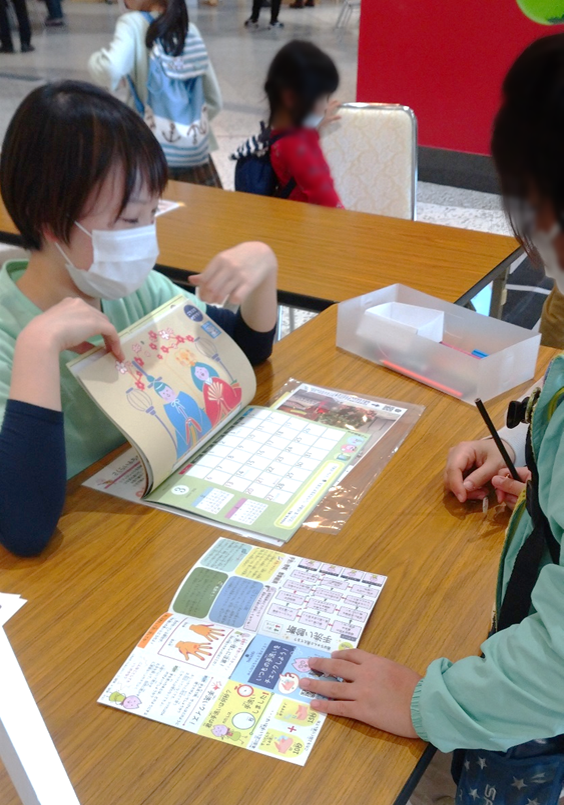 遊ぶ様子