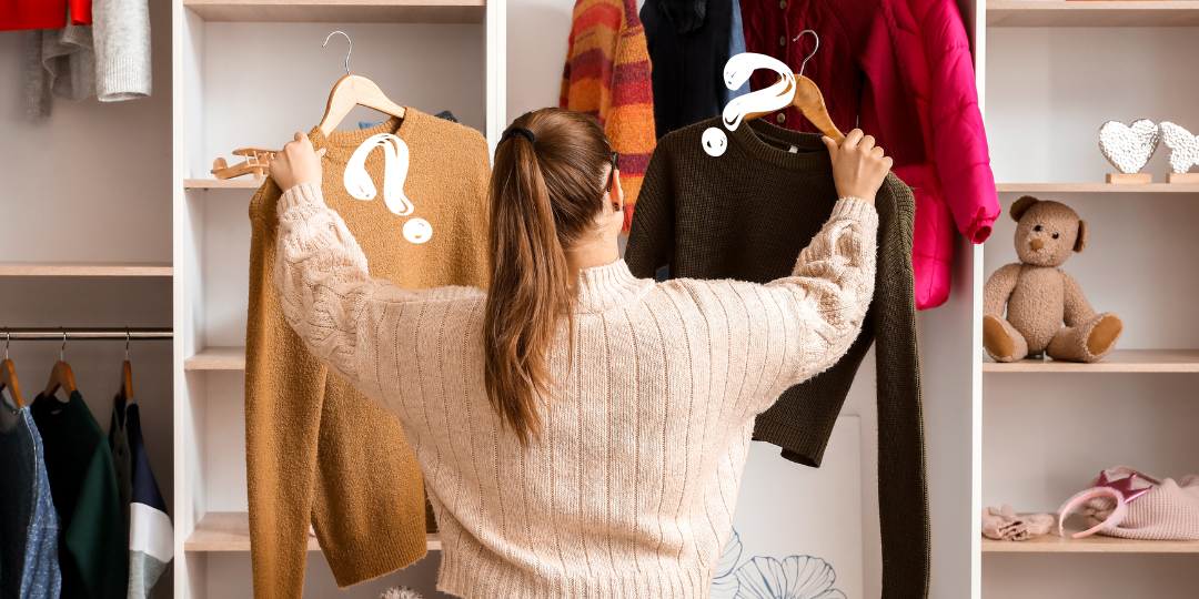 服を選ぶ女性